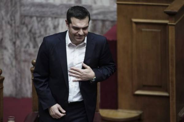 El Pais: Ο Αλέξης Τσίπρας πήρε ψήφο εμπιστοσύνης παρά τις απειλές εναντίον βουλευτών
