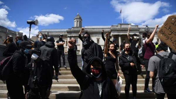 Βρετανία: Ακροδεξιοί συγκρούστηκαν με διαδηλωτές κατά του ρατσισμού