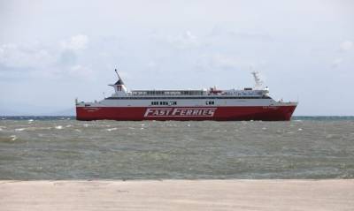 Ανοιχτά της Ραφήνας ακινητοποιημένο και δεμένο από ρυμουλκό το Fast Ferries Andros - Μεταφέρουν τρόφιμα και φάρμακα στους επιβάτες