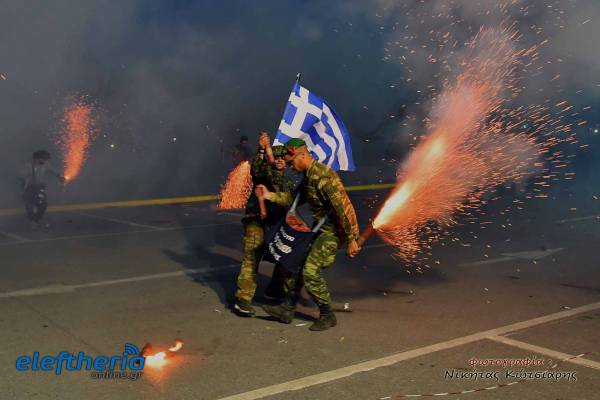 Εντυπωσιακός ο σαϊτοπόλεμος στην Καλαμάτα (φωτογραφίες)