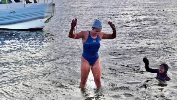 37χρονη Χιλιανή κολύμπησε 2,5 χλμ στην παγωμένη Ανταρκτική!