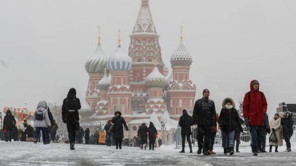 Ρωσία: Μια Αμερικανίδα συνελήφθη επειδή έβγαλε βόλτα ένα μοσχάρι στην Κόκκινη Πλατεία