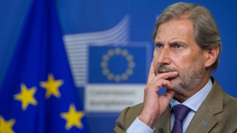 Γιοχάνες Χαν: Ενταξιακές διαπραγματεύσεις της πΓΔΜ με την ΕΕ, τον Ιούνιο, εφόσον υλοποιηθεί η συμφωνία των Πρεσπών
