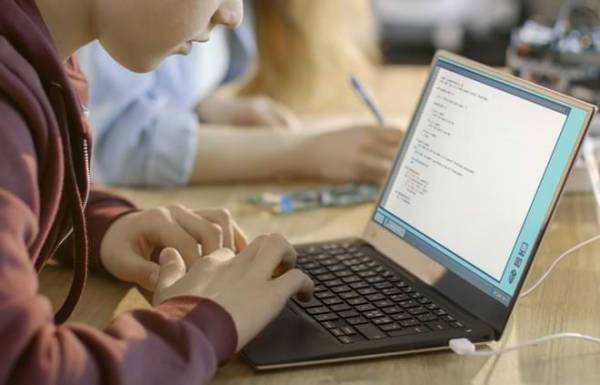 1.000 laptop σε μαθητές από την Περιφέρεια Πελοποννήσου