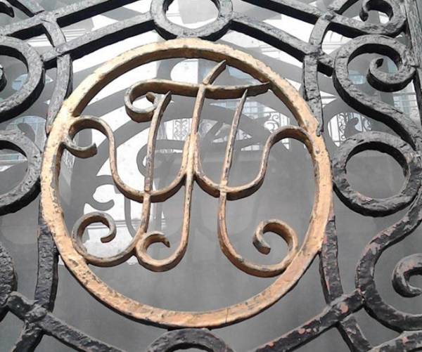 Τι σημαίνει το μονόγραμμα στην πόρτα του δημαρχείου Καλαμάτας;