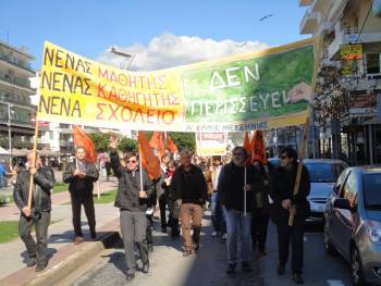 Πορεία εκπαιδευτικών στο κέντρο της Καλαμάτας (βίντεο)