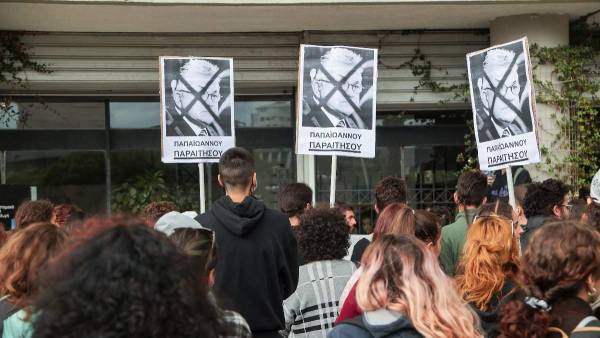 Συγκεντρώσεις διαμαρτυρίας για την πτώση του φοιτητή στο ΑΠΘ - Η απάντηση του Πρύτανη (βίντεο)