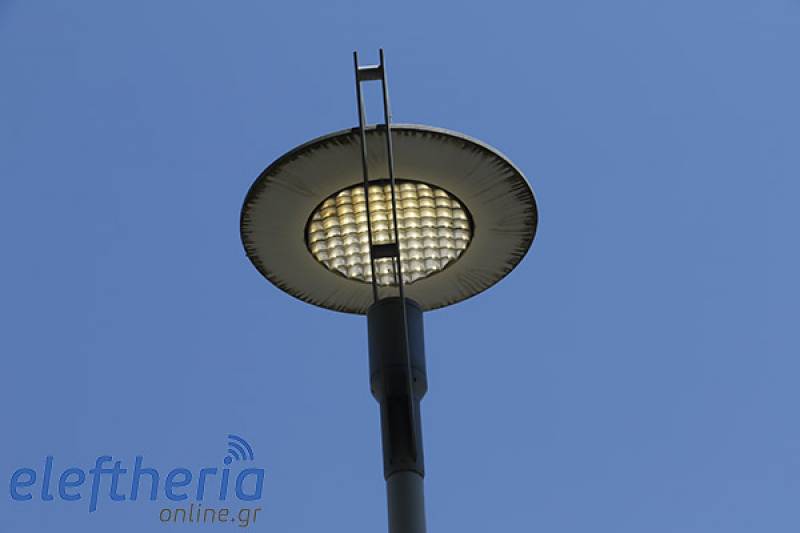 Αναμμένα μέρα - μεσημέρι τα φώτα στην κεντρική πλατεία Καλαμάτας (φωτογραφίες)