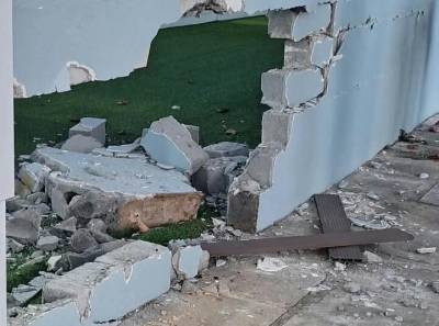 Καλαμάτα: Μεθυσμένος οδηγός γκρέμισε την μάντρα ΚΔΑΠ στη Λακωνικής