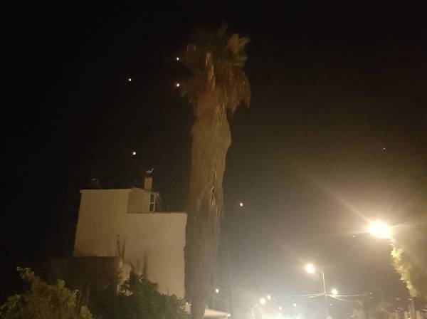 Καίγεται η Ελλάδα και κάποιοι στην Καλαμάτα πετάνε αερόστατα!