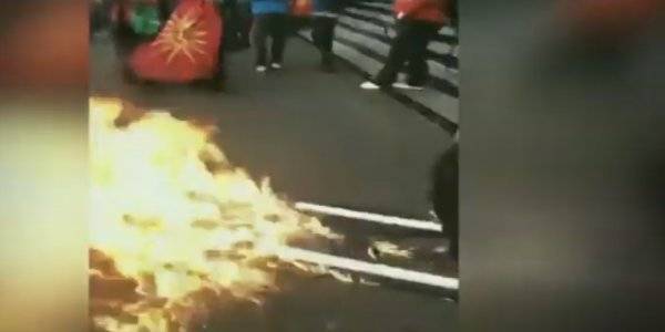 Σκοπιανοί έκαψαν ελληνικές σημαίες στη Μελβούρνη (Βίντεο)