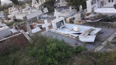 Μεσσηνία: Βάνδαλοι στο νεκροταφείο στο Πλατύ - Ξέθαψαν πτώμα και έσπασαν τάφους