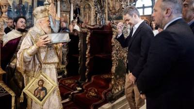 Ο Πρωθυπουργός παρακολούθησε την πρώτη Ανάσταση στην Τήνο