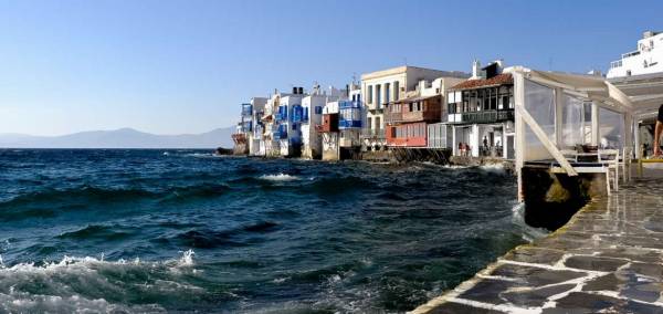 Μύκονος: 200 καλεσμένοι σε γάμο χόρεψαν με... ακουστικά σε κλαμπ