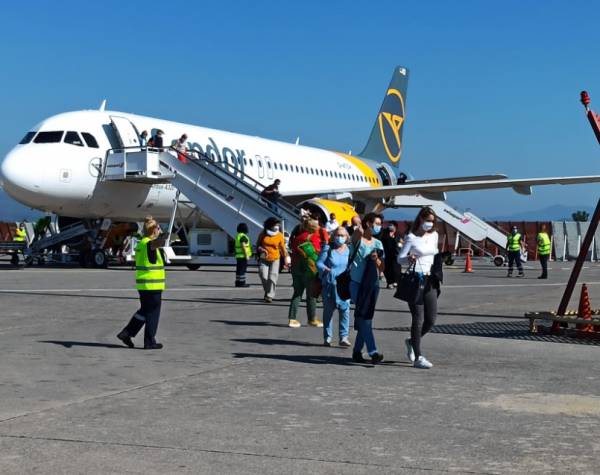Έφτασε στην Καλαμάτα η πρώτη διεθνής πτήση μετά το lockdown (βίντεο-φωτο)