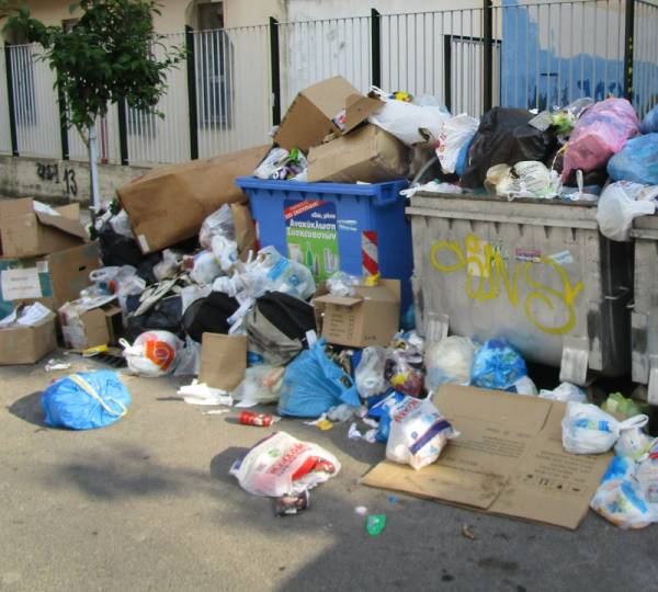 Η Λυμπεροπούλου ρωτά για τα σκουπίδια της Πελοποννήσου