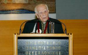 Σε ηλικία 107 ετών πέθανε ο καθηγητής Εμμανουήλ Κριαράς