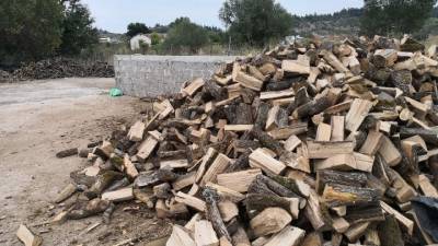 Καυσόξυλα και πέλλετ «κερδίζουν» ολοένα και περισσότερο έδαφος