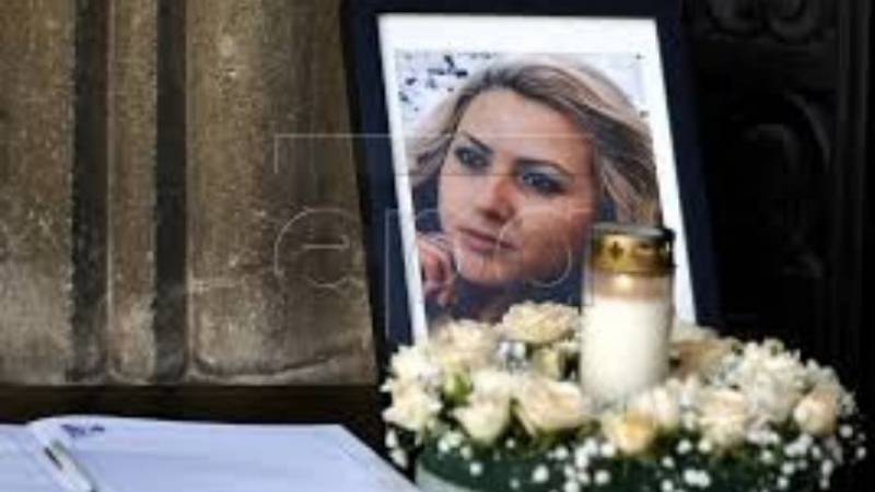 Εκαντοντάδες στην κηδεία της δημοσιογράφου Βικτόρια Μαρίνοβα