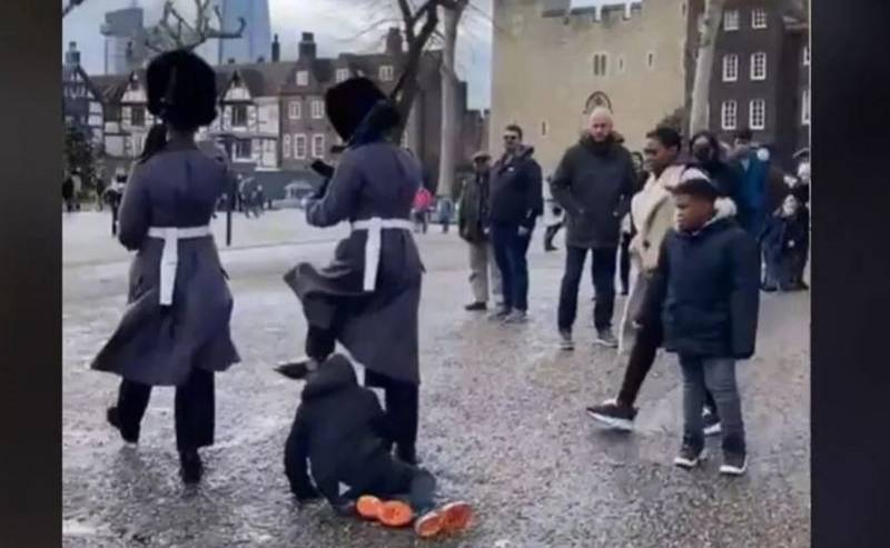 Φρουρός της βασίλισσας Ελισάβετ ποδοπάτησε παιδί που βρέθηκε στον δρόμο του (Βίντεο)
