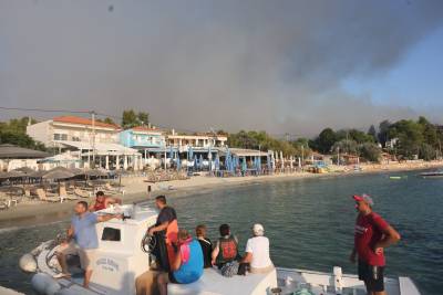 Μεγάλη φωτιά στη Χαλκιδική - Δια θαλάσσης απομάκρυνση πολιτών από Σίβηρη και Φούρκα (βίντεο)
