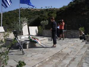 Γερμανίδα υπουργός κατέθεσε στεφάνι στο μνημείο των εκτελεσθέντων από του Ναζί στη Μεγαλόπολη