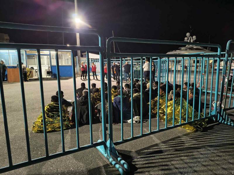 Στο λιμάνι της Καλαμάτας 32 μετανάστες μετά τη διάσωσή τους ανοιχτά του ακρωτηρίου Ταίναρο (βίντεο)