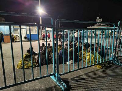 Στο λιμάνι της Καλαμάτας 32 μετανάστες μετά τη διάσωσή τους ανοιχτά του ακρωτηρίου Ταίναρο (βίντεο)