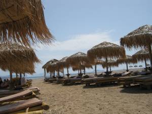 Ξαπλώστρες σε παραλίες χωρίς άδεια στο Δήμο Πύλου - Νέστορος καταγγέλλει ο Κανάκης
