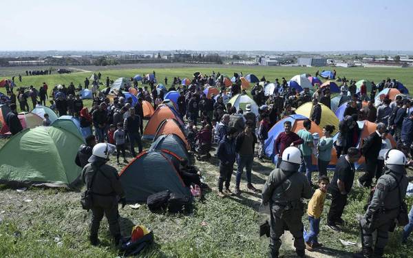 Θεσσαλονίκη: Πρόσφυγες συγκεντρώθηκαν έξω από τη δομή φιλοξενίας στα Διαβατά