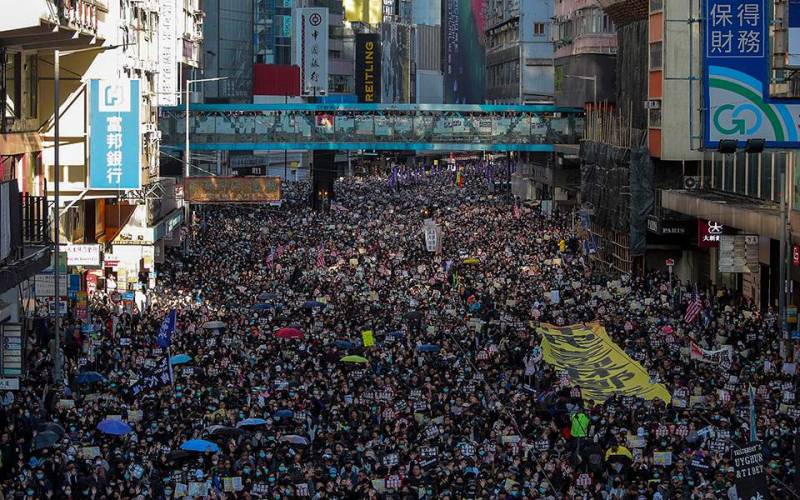 Χονγκ Κονγκ: Χιλιάδες διαδηλωτές στους δρόμους