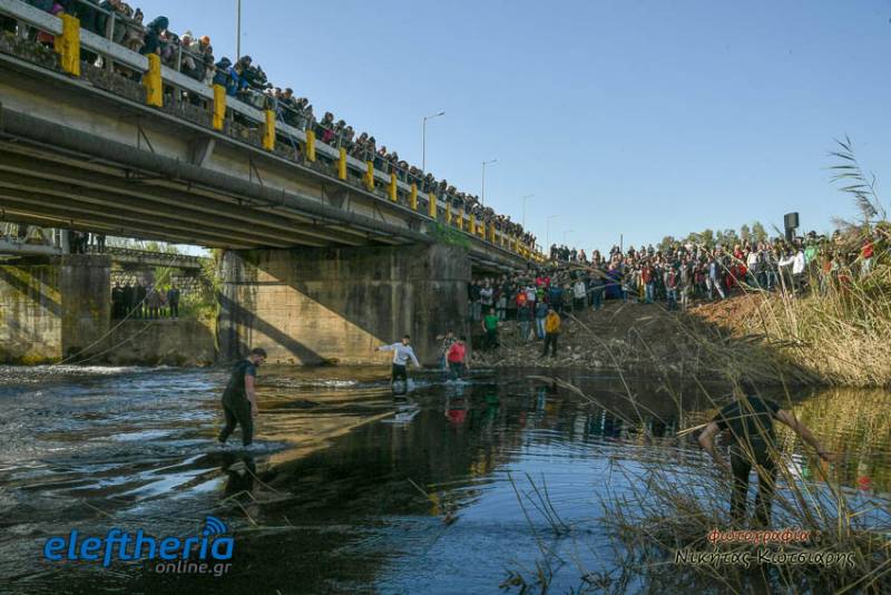 Μεσσήνη: Βούτηξαν στον Πάμισο για το Σταυρό (φωτογραφίες)