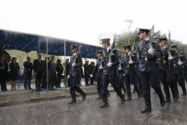 Υπό καταρρακτώδη βροχή η παρέλαση της 25ης Μαρτίου στην Καλαμάτα (φωτογραφίες)