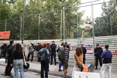 Εξάρχεια: Κόβουν δέντρα για το μετρό – Αντιδρούν οι κάτοικοι (βίντεο)