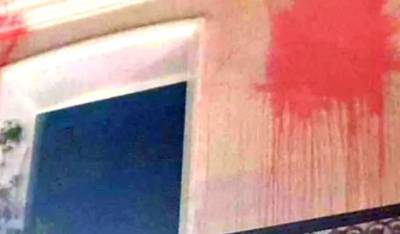 Κουκουλοφόροι έριξαν μπογιές στο γαλλικό υποπροξενείο στην Πάτρα