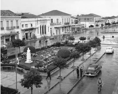 Χειμωνιάτικη πλατεία τη δεκαετία του 1960