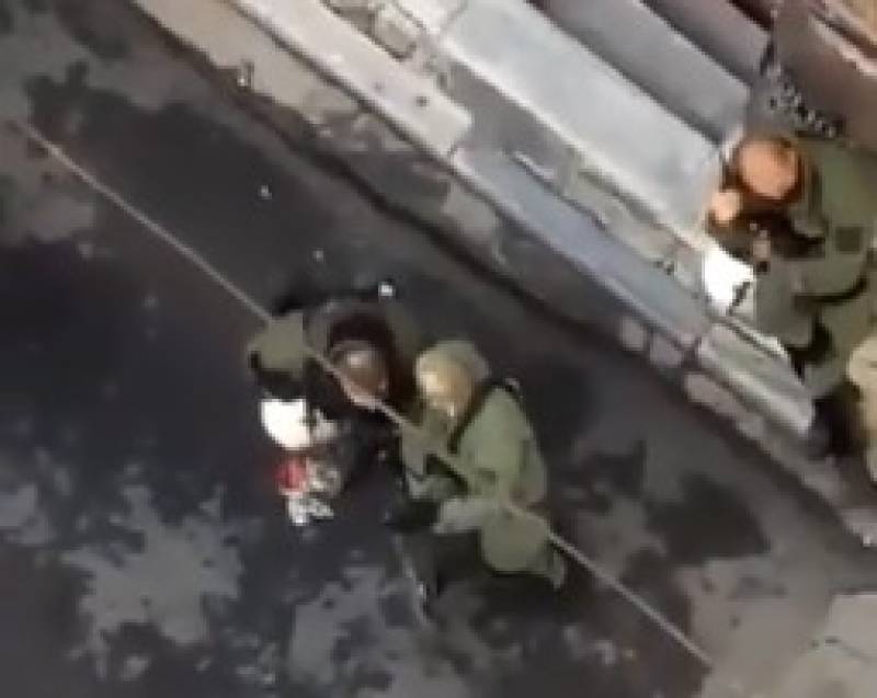 Αστυνομικός καταστρέφει ανθοδέσμη για τον Αλέξανδρο Γρηγορόπουλο (Βίντεο)