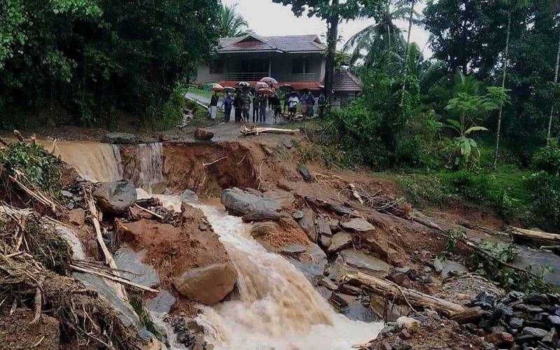 Ινδία: Τουλάχιστον 100 νεκροί από τις πλημμύρες που προκάλεσαν οι μουσώνες