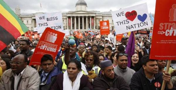 Έκθεση: Αρνητικός για τη βρετανική οικονομία ο περιορισμός της μετανάστευσης