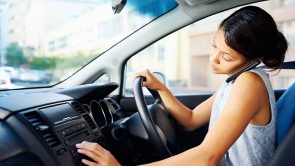 Ευρωβαρόμετρο: Τουλάχιστον ένας στους δύο ευρωπαίους οδηγούς μιλά στο κινητό του κατά τη διάρκεια της οδήγησης