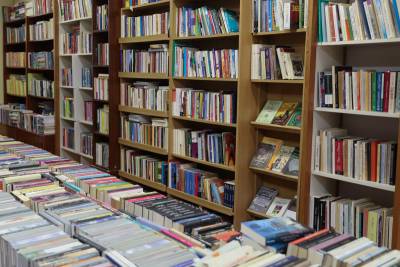 Έξι χρόνια λειτουργίας του παλαιοβιβλιοπωλείου των αστέγων στο Παγκράτι (βίντεο)