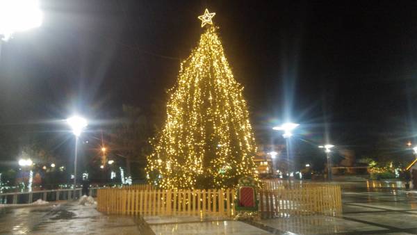 Φωταγωγήθηκε υπό βροχή το χριστουγεννιάτικο δένδρο της Μεσσήνης
