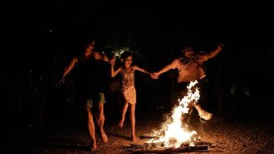 Το έθιμο του Κλήδονα, με ρίζες στη αρχαιότητα, ανήμερα του Αγίου Ιωάννη του Προδρόμου
