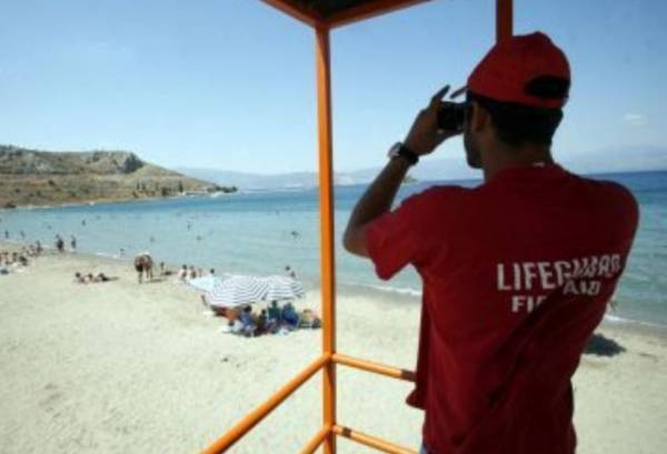 Ναυαγοσώστης έσωσε 16χρονο στην παραλία της Κυπαρισσίας