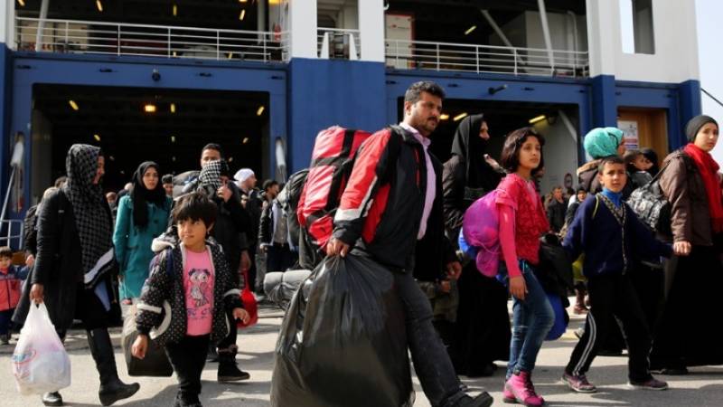 Συνεχίζουν να φτάνουν πρόσφυγες στον Πειραιά