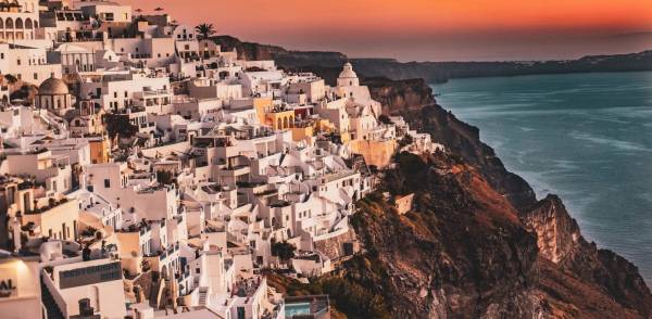 Τουρισμός - Daily Mail: Στην πράσινη λίστα για τους βρετανούς τουρίστες η Ελλάδα από 19 Ιουλίου