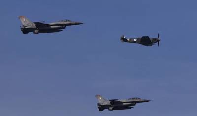 Θεσσαλονίκη: «ΖΕΥΣ» και Spitfire "έσκισαν" τον ουρανό - Πέταξαν πάνω από τη μαθητική παρέλαση (Βίντεο)