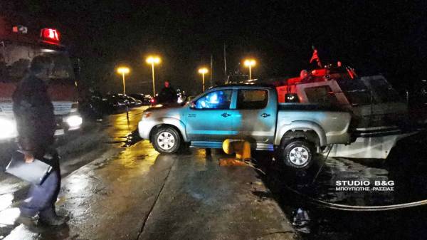 Ναύπλιο: Αγροτικό πήγε να πέσει στη θάλασσα - Το έσωσαν τα σχοινιά ενός θαλάσσιου ταξί (Βίντεο)