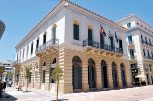 Ο Δήμος Καλαμάτας στο κέντρο της πόλης: Μάζεψε τα τραπεζοκαθίσματα 2 μπαταχτσήδων επαγγελματιών  