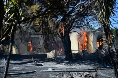 Ανεξέλεγκτη η φωτιά στην Κερατέα – Καμένα σπίτια και απεγκλωβισμοί (βίντεο)